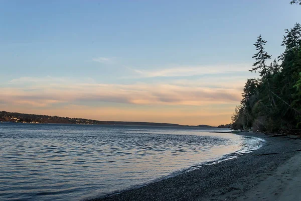 Solnedgång över en strand på Puget Sound — Stockfoto