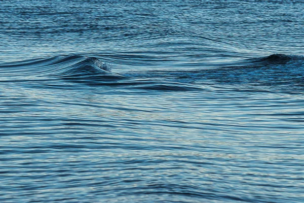 suda bir tekne tarafından oluşturulan küçük dalga tüneli