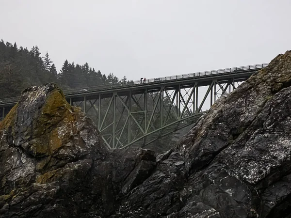 Acantilados junto al mar con un puente de arco verde a lo largo de la costa —  Fotos de Stock