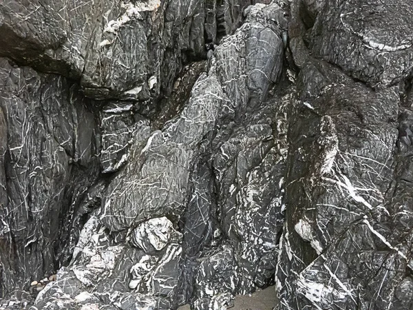 Mur gris et blanc de roche le long de la zone côtière — Photo