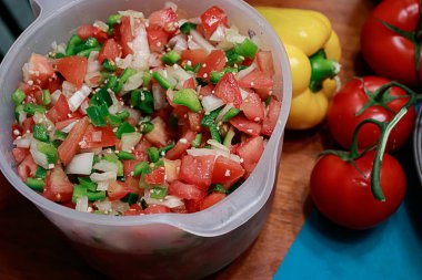 Salsa kase mavi tahta üzerinde biber ve domates yanında oturmak