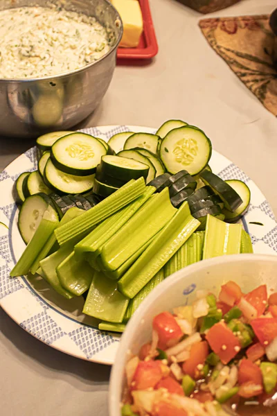 Selleri och gurkor på plattan för doppning i salsa eller spinich DIP — Stockfoto