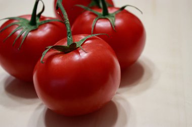 kırmızı domates bağlı ahşap tahta sol oturup