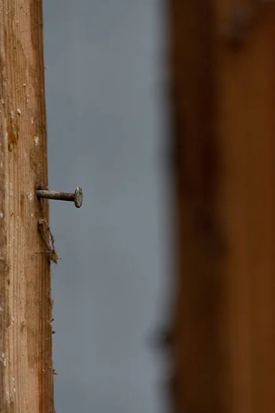 Spik i gamla trä inramning av huset redo för reparation — Stockfoto