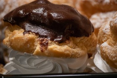 pudra şekeri ve parlak çikolata kreması pufbeyaz krem şanti bir girdap ile dolu