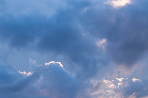 Яркий свет и темные облака окрашивают небо в серый и фиолетовый цвет на закате — стоковое фото