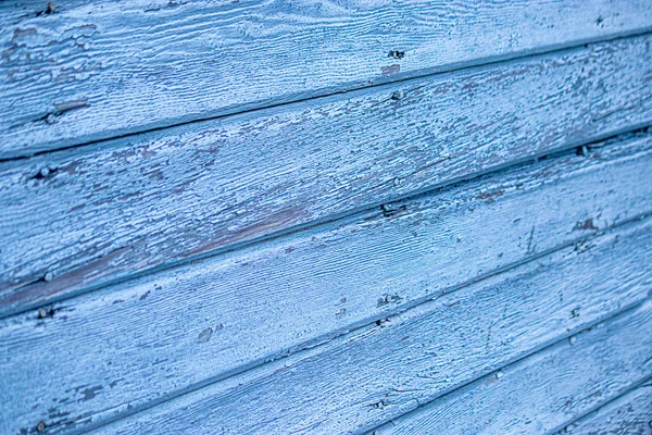 Viejas tablas azules con pintura descascarada alejándose del tiempo — Foto de Stock