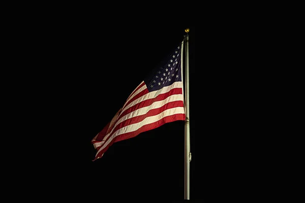 Bandera americana aleteando y volando alto en el cielo oscuro de la noche —  Fotos de Stock
