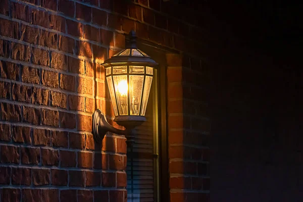 Vieja linterna montada en la pared de cristal fashoned en una pared de ladrillo — Foto de Stock