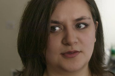 kız bir şey hakkında merak sorgulayan yan görünüyor