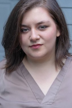 kız gözlerini kısayor ve mavi siding karşı dışarıda iken düşünüyor