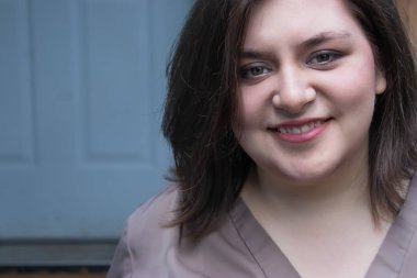 mavi kapıya karşı sağa çerçeveli güzel gülümseyen kız