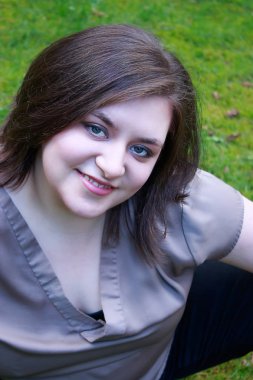 çim üzerinde oturan kız kadar gülümseyen