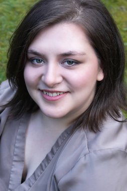 baharda bej üst içinde gülümseyen kız