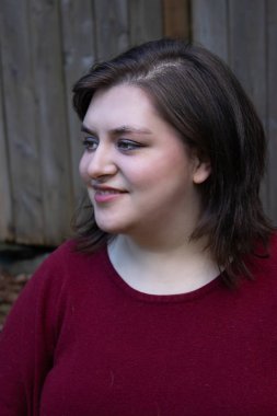 kırmızı kız çit yakın yan kapalı görünüyor