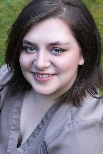 baharda bej üst içinde gülümseyen kız