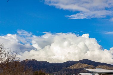 cumulos, nimbus, angeles tepe dağları ile bulutlar, mavi gökyüzü, güneş ışığı, güneş panelleri