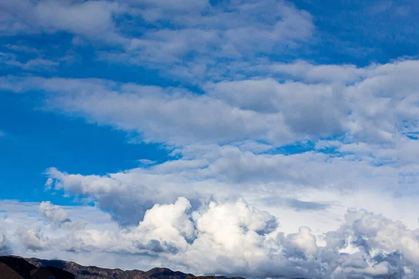 Cumulos, nimbus, nuvens com angeles crista montanhas, céu azul, luz solar , — Fotografia de Stock