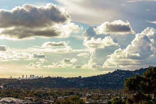 Vista panarámica de las casas de la colina de la ciudad y las torres distantes de los angeles —  Fotos de Stock