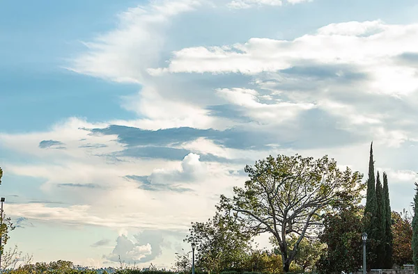 Hillside utsikt över panaramic Sky och cloudscape, LAMP post och bänk — Stockfoto