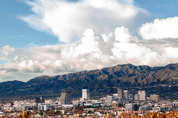 Downtown glendale california skyline with san gabriel national forest — Stock Photo, Image