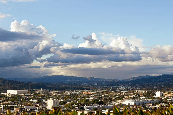 Panoramischer Blick auf städtische Geschäfte und Häuser mit Hanghäusern und Bergen — Stockfoto