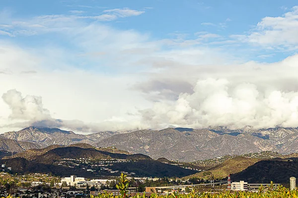 Vue panoramique sur les commerces de la ville et les maisons à flanc de colline et les montagnes — Photo