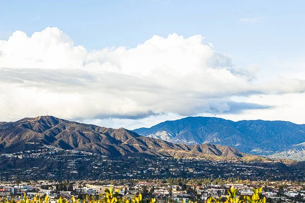 Vue panoramique sur les commerces de la ville et les maisons à flanc de colline et les montagnes — Photo