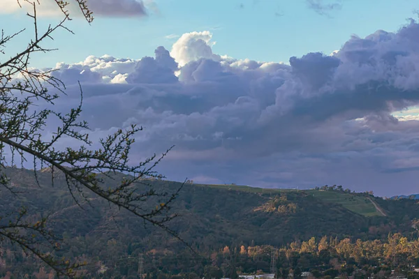 Cloudscape z Cumulus, Nimbus chmury nad Griffith Park Canyon — Zdjęcie stockowe