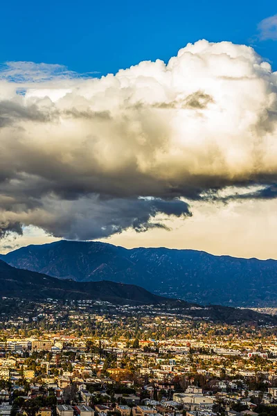 Blick von oben auf Burbank und San Fernando Tal, San Gabriel Berge mit Wolkenlandschaft — Stockfoto