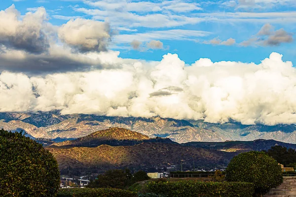 Widok na wzgórzu wzgórz domu dróg z San Gabriel góry Cloudscape — Zdjęcie stockowe
