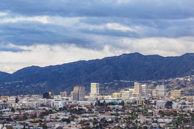 san gabriel dağları ile şehir glendale ariel görünümü 