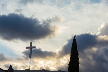 selvi ağacının silueti ve bulutlu gün batımı gökyüzüne karşı çapraz