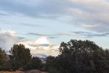 gün batımı bulutlarının panoramik manzarası namına kompost yığını 