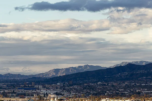 Ariel uitzicht op het centrum van Burbank, met heuvel huizen, San Gabriel Mountains — Stockfoto