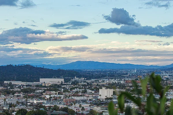Stadslandschap vanaf de heuveltop met uitzicht op de vallei, van zaken, huizen en straten die naar San Fernando Valley stromen — Stockfoto