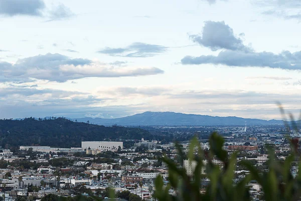 City scape from hilltop overlooking valley, of business, homes and streets flowing into san fernando valley — Stock Photo, Image