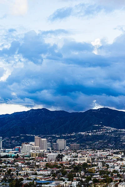 Ariel view of downtown glendale with san gabriel mountains — Stock Photo, Image