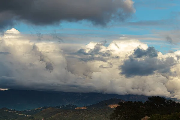 Pasmo górskie San Gabriel z Cloudscape i błękitne niebo — Zdjęcie stockowe