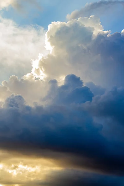 Большие кучевые, нимбы облака с серебряной подкладкой, в синий, золотой и белый — стоковое фото