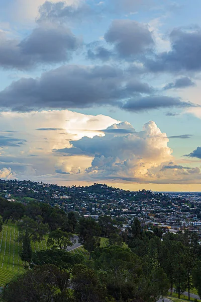 Bergsutsikt över kyrkogården med hillide hem, horisont och panaramic molnigt himmel — Stockfoto