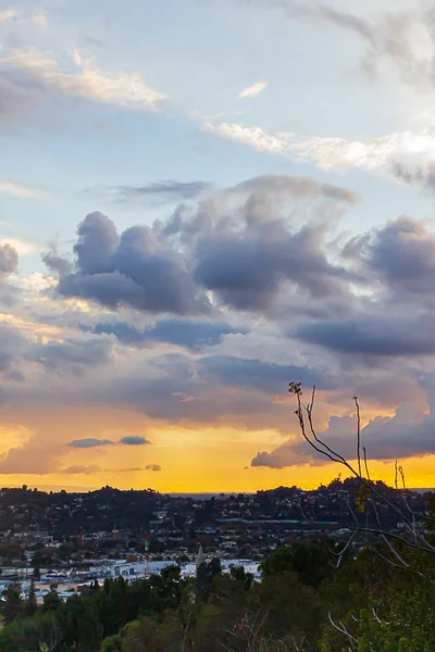 Hillside utsikt över hem med trädgårdar berg och stora moln med solnedgång — Stockfoto