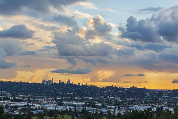 パナラミックの夕日雲を持つ都市景観とダウンタウンの都市タワー — ストック写真