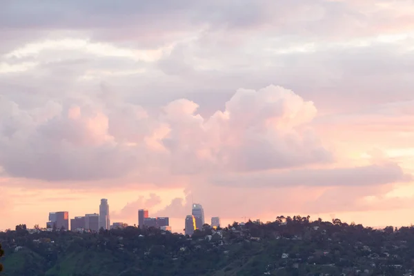 Hillside utsikt över hem med Downtown Towers under baby Pink, lavendel och Blue Sunset — Stockfoto