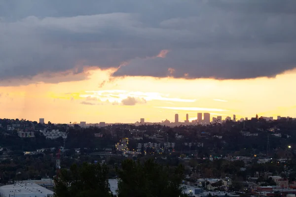 Hangblick auf Häuser und Straßen mit panoramischem Himmel und Wolkenkratzern in der Innenstadt — Stockfoto