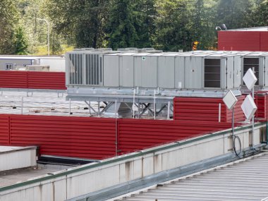 endüstriyel çatı hattı nın üstüne havalandırma ve klima üniteleri