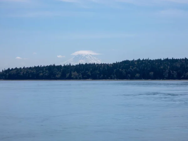 Mount Rainier besneeuwde berg piek boven Lake timelapse Pacific Northwest Washington State — Stockfoto