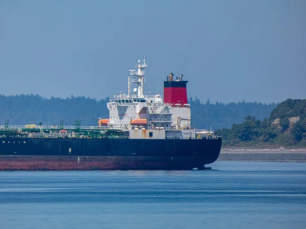 Navio de carga em uma baía ao longo do som puget perto do oceano pacífico — Fotografia de Stock