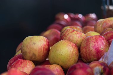 yığılmış elma taze ve pazarda satmak için hazır