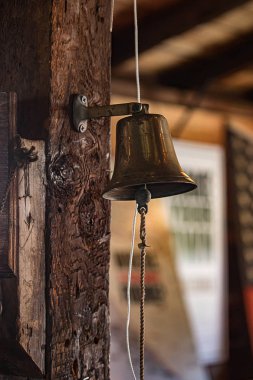 eski ahşap kirişler asılı antika çan